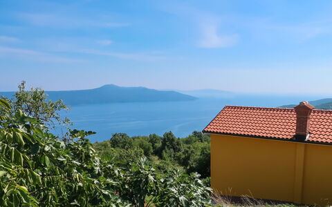 Elija: Blue, Vegetation, Sky, Property, House, Rural Area, Tree, Land Lot, Real Estate, Sea