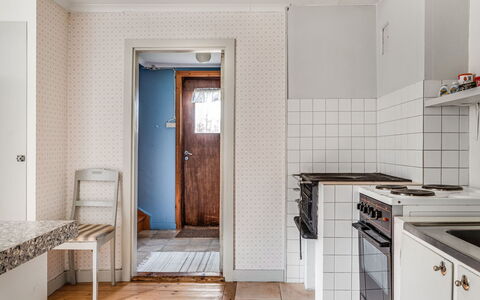 Mjuamåla: Cabinetry, Building, Wood, Countertop, Kitchen Stove, Gas Stove, Kitchen Appliance, Door, Cooktop