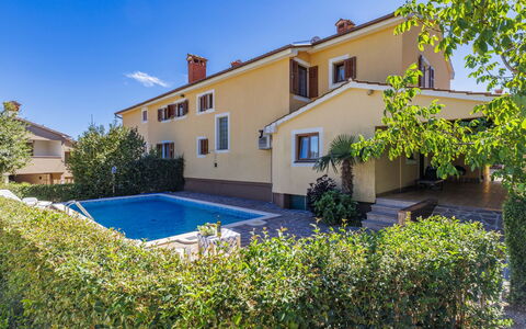 Jakov: Plant, Building, Sky, Window, Water, Azure, Swimming Pool, House, Tree, Neighbourhood