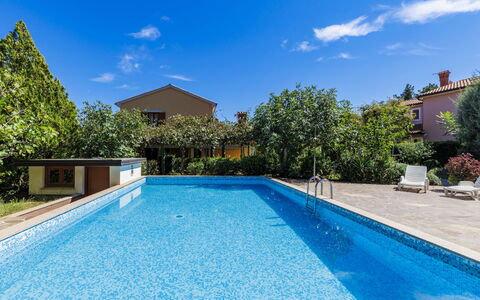 Edi: Water, Plant, Sky, Cloud, Property, Swimming Pool, Blue, Azure, Building, Shade