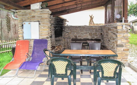 Jelemek: Property, Furniture, Room, Building, House, Table, Real Estate, Interior Design, Cottage, Porch