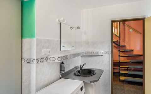 Penzion Jindřiška: Tap, Building, Sink, Plumbing Fixture, Bathroom Sink, Mirror, Interior Design, Bathroom, Floor