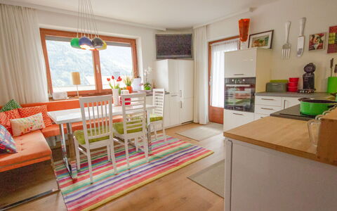 Wenns 210: Room, Property, Furniture, Interior Design, Green, Building, House, Floor, Living Room, Home