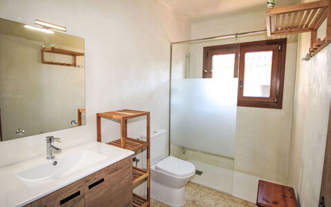 Torre Mitjorn: Wall, Flooring, Bathroom Sink, Floor, Plumbing Fixture, Wood, Interior Design, Ceiling, Sink, Bathroom