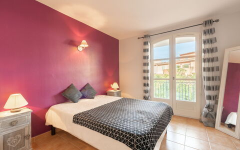 Le Clos des Vignes: Bedroom, Furniture, Property, Room, Bed, Bed Sheet, Bedding, Interior Design, Bed Frame, Real Estate