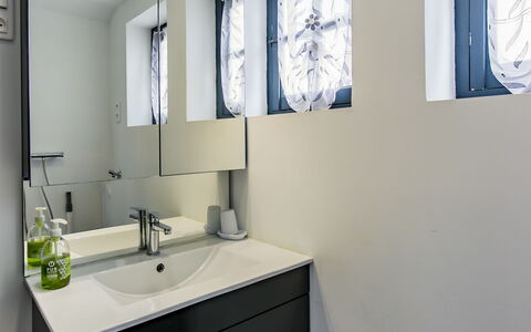 Le Coup de Coeur: Sink, Tap, Mirror, Property, Window, Bathroom Sink, Plumbing Fixture, Cabinetry, Bathroom Cabinet, Bathroom
