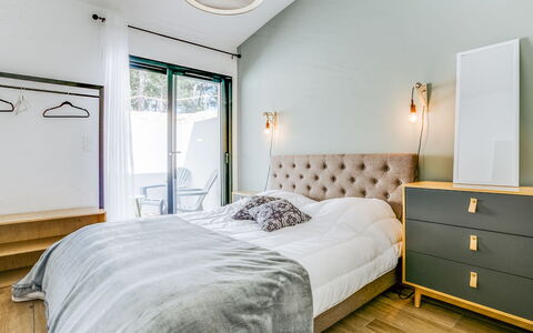 Palot 63: Bedroom, Furniture, Room, Bed, Property, Bed Sheet, Interior Design, Bedding, Bed Frame, Wall