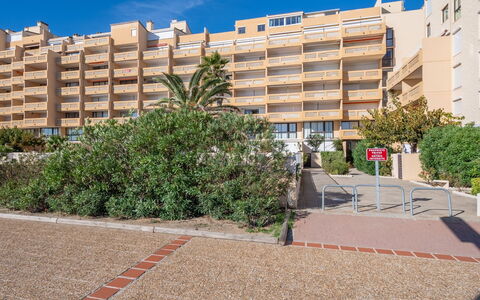 Le Barcarès 230: Plant, Building, Sky, Daytime, Property, Cloud, Urban Design, Tower Block, Neighbourhood, Tree
