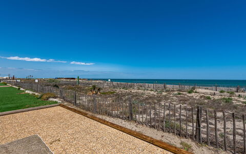 Le Barcarès 230: Sky, Ecoregion, Cloud, Land Lot, Coastal And Oceanic Landforms, Natural Landscape, Landscape, Plain, Fence, Horizon