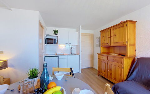 Le Barcarès 400: Furniture, Interior Design, Ceiling, Apartment, Chair, Kitchen & Dining Room Table, Hardwood, Wood Stain, Wood Flooring, Living Room