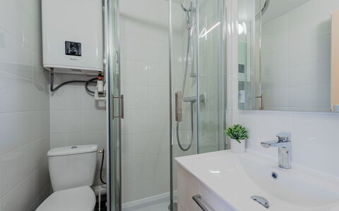 Le Barcarès 400: Mirror, Plumbing Fixture, Property, Photograph, White, Sink, Tap, Bathroom, Black, Purple