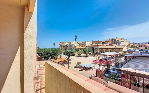 Accommodation:&nbsp;Front de Mer 400.27