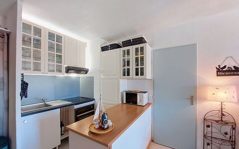 Le Barcarès 410: Furniture, Kitchen, Interior Design, Countertop, Cabinetry, Kitchen Appliance, Flooring, Wood, Major Appliance, Ceiling