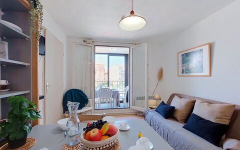 Le Barcarès 430: Wall, Apartment, Furniture, Interior Design, Room, Home, Living Room, Condominium, Kitchen & Dining Room Table, Chair