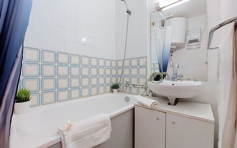 Le Barcarès 430: Bathroom, Plumbing Fixture, Interior Design, Flooring, Floor, Bathtub, Plumbing, Room, Tap, Ceiling