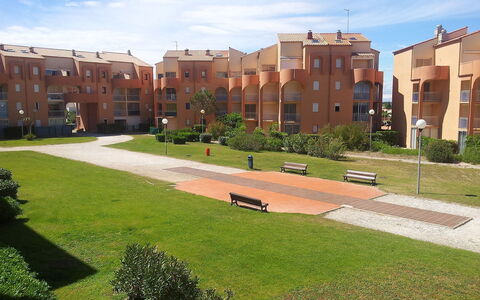 Le Barcarès 430: Residential Area, Building, Property, Neighbourhood, Public Space, Human Settlement, Grass, Campus, Town, Architecture