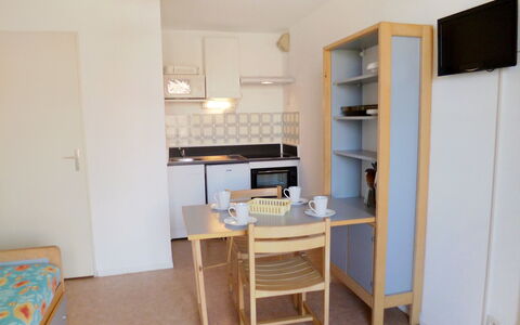 Le Barcarès 430: Room, Property, Furniture, Building, House, Interior Design, Apartment, Kitchen, Real Estate, Floor