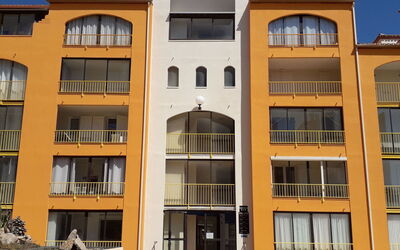Le Barcarès 430: Window, Property, Building, Sky, Urban Design, Tower Block, Material Property, Condominium, Residential Area