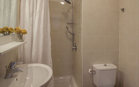 Moriani-Plage 638: Bathroom, Property, Room, Tap, Plumbing Fixture, Tile, Shower Curtain, Bathroom Accessory, Wall, Shower