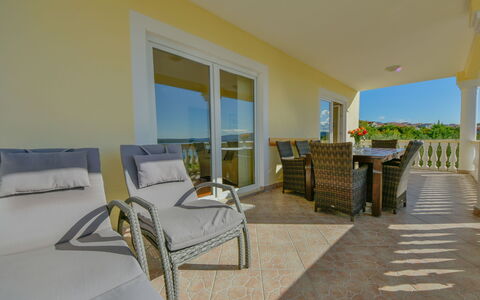 Ana: Floor, Property, Room, Interior Design, Furniture, Real Estate, Flooring, Ceiling, Wall, Home