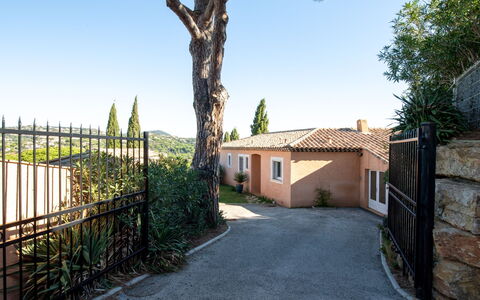 Villa Cap Maxime: Property, House, Home, Real Estate, Building, Residential Area, Tree, Estate, Architecture, Landscape