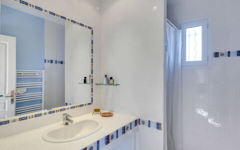 Villa Cap Maxime: Mirror, Tap, Sink, Property, Plumbing Fixture, Bathroom Sink, Product, Azure, Bathroom