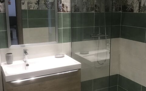 Ghisonaccia 646: Bathroom, Property, Room, Tile, Bathtub, Glass, Architecture, Plumbing Fixture, Interior Design, Floor