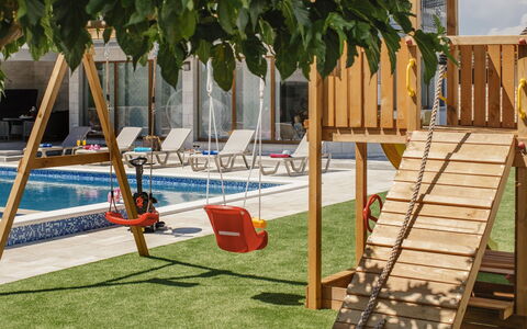 Oasis of Peace: Plant, Shade, Outdoor Furniture, Chair, Wood, Sunlounger, Grass, Leisure, Public Space, Tree