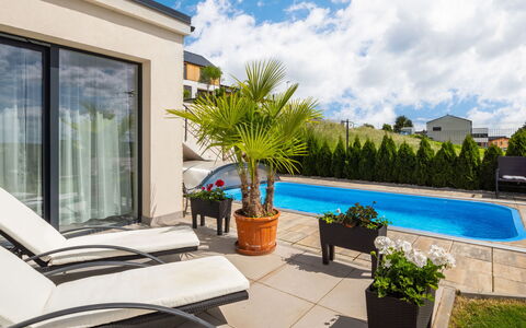 Lány: Plant, Sky, Cloud, Flowerpot, Building, Houseplant, Azure, Window, Shade, Water