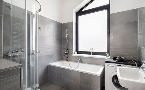 Lány: Tap, Plumbing Fixture, Bathtub, Sink, Mirror, Building, Bathroom, Interior Design, Architecture, Lighting