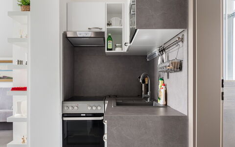 Lány: Property, Cabinetry, Kitchen Appliance, Kitchen Stove, Home Appliance, Interior Design, Kitchen, Sink, Kitchen Sink, Major Appliance