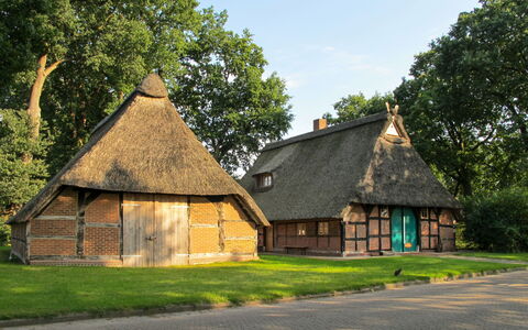 Sandbostel 601: Thatching, House, Home, Property, Cottage, Roof, Building, Farmhouse, Rural Area, Grass