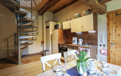 Dat Litsche Hus 601.3: Table, Furniture, Property, Tableware, Building, Wood, Interior Design, Flooring, Chair, Kitchen