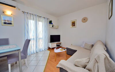 Ana 620.2: Furniture, Table, Property, Comfort, Wood, Interior Design, Window, Living Room, Floor, Flooring