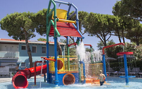 Bungalow Mare: Water Park, Public Space, Fun, Water, Recreation, Playground Slide, Leisure, Park, Chute