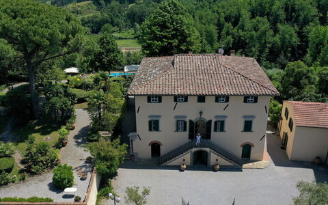 Crespina Lorenzana 100: Plant, Property, Building, Tree, Window, House, Landscape, Real Estate, Urban Design, Roof