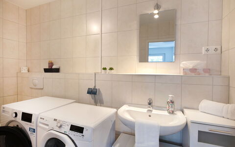 Warwerort 100: Laundry Room, Mirror, Clothes Dryer, Washing Machine, Plumbing Fixture, Sink, Tap, Lighting, Interior Design, Bathroom