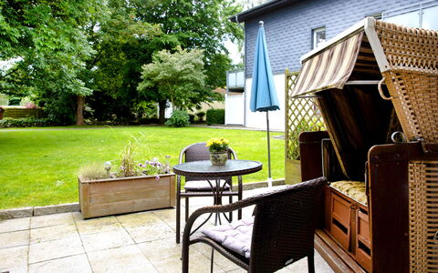 Warwerort 100: Plant, Property, Building, Furniture, Flowerpot, Tree, Botany, Table, Shade, Outdoor Furniture