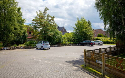 Warwerort 100: Cloud, Plant, Sky, Car, Wheel, Property, Vehicle, Building, Road Surface