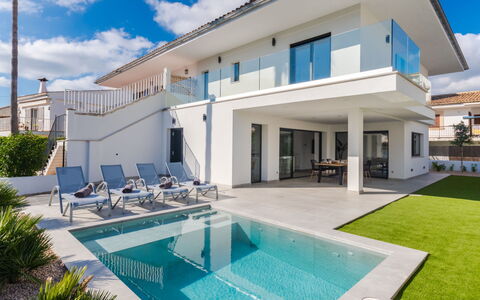 Ca Na Cati: Sky, Property, Daytime, Building, Plant, Water, Cloud, Azure, Swimming Pool, Architecture