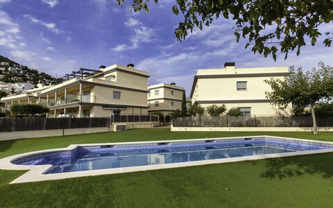 Fane de Baix Iii: Sky, Cloud, Plant, Daytime, Building, Window, Tree, Swimming Pool, Water, Grass