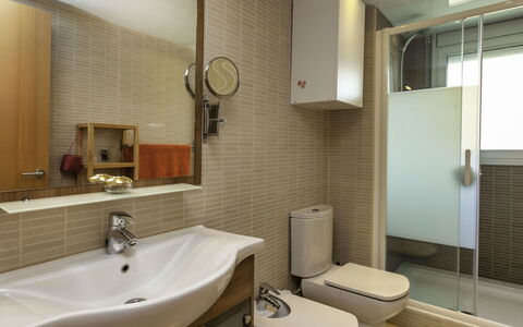 Fane de Baix Iii: Mirror, Plumbing Fixture, Tap, Sink, Property, Bathroom Sink, Bathroom, Building, Interior Design, Architecture