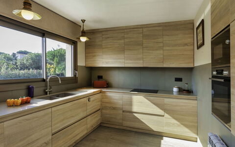 Emporion: Countertop, Cabinetry, Kitchen Sink, Property, Tap, Sink, Building, Kitchen, Kitchen Appliance, Window