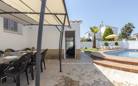 Estrella: Property, Building, House, Real Estate, Architecture, Apartment, Interior Design, Home, Room, Floor
