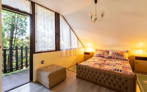 Rallye: Building, Comfort, Window, Wood, Interior Design, Architecture, Shade, Flooring, Floor, Bed Frame