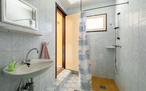 Rallye: Tap, Mirror, Plumbing Fixture, Property, Sink, Bathroom Sink, Bathroom, Interior Design, Building, Floor