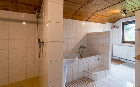 Mrklov: Property, Plumbing Fixture, Bathtub, Bathroom, Tap, Building, Flooring, Floor, Plumbing
