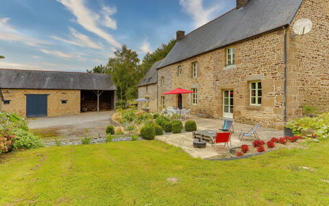 La Tronçonnais: Cloud, Sky, Plant, Building, Property, Window, Land Lot, House, Tree, Natural Landscape