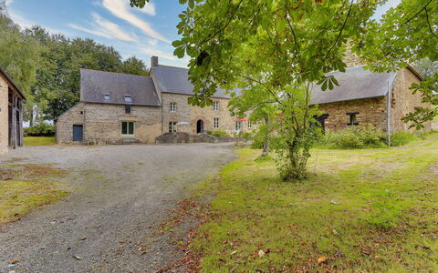 La Tronçonnais: Plant, Building, Sky, Cloud, Window, Tree, Natural Landscape, House, Land Lot, Road Surface