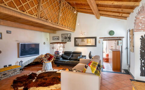 Carametto: Picture Frame, Couch, Property, Building, Wood, Living Room, Interior Design, Flooring, Floor, Beam